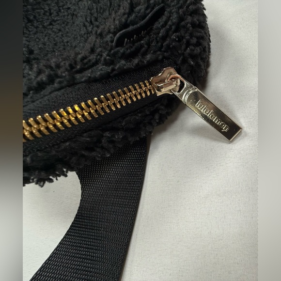 lululemon athletica Black Sherpa Crossbody Belt Bag - Picture 11 of 16